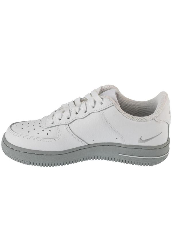 Nike - Buty sportowe Sneakersy męskie, Air Force 1 '07. Kolor: biały. Model: Nike Air Force. Sport: turystyka piesza