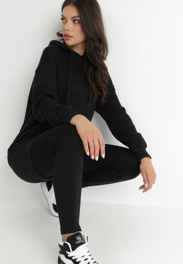 Born2be - Czarna Bluza Długa z Kapturem Nilalra. Okazja: na co dzień. Typ kołnierza: kaptur. Kolor: czarny. Materiał: polar, dresówka, bawełna, tkanina. Długość: długie. Styl: casual, sportowy