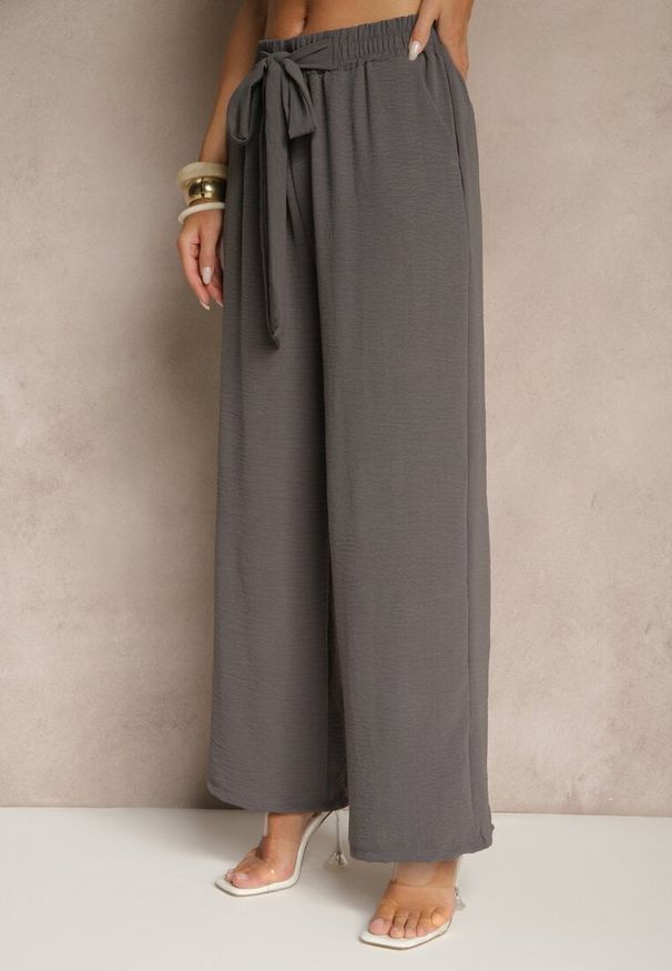 Renee - Ciemnoszare Spodnie z Wiskozą o Szerokim Kroju z Wiązanym Paskiem Zileindra. Okazja: na co dzień. Stan: podwyższony. Kolor: szary. Materiał: wiskoza. Styl: klasyczny, casual, elegancki