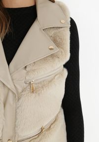 Born2be - Jasnobeżowa Kamizelka Futrzana Antedes. Kolor: beżowy. Materiał: futro. Długość rękawa: długi rękaw. Długość: długie. Wzór: aplikacja #4