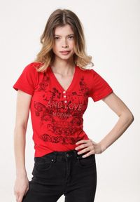 Born2be - Czerwony T-shirt Tattle. Kolor: czerwony. Materiał: dzianina. Długość rękawa: krótki rękaw. Długość: krótkie. Wzór: napisy, nadruk