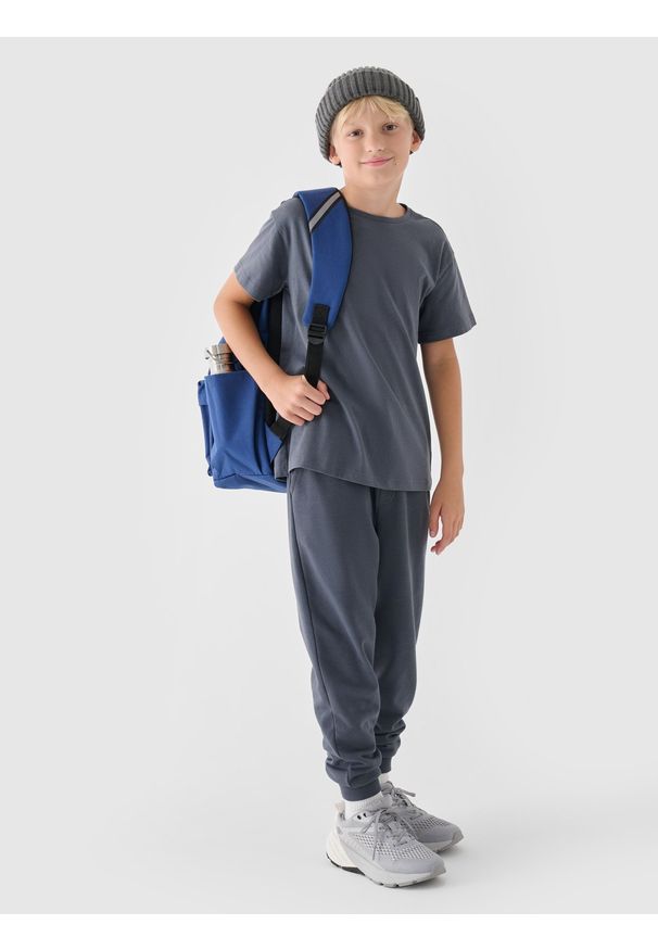 4f - 4F T-shirt gładki chłopięcy - szary 158 (12-13 lat). Okazja: na co dzień. Kolor: szary. Materiał: jersey, bawełna, dzianina. Długość rękawa: krótki rękaw. Długość: krótkie. Wzór: gładki. Sezon: lato. Styl: sportowy, klasyczny, casual