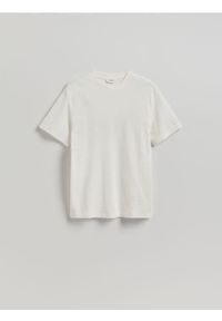 Reserved - Strukturalny t-shirt comfort fit - złamana biel. Materiał: dzianina, bawełna