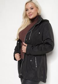 Born2be - Czarna Kurtka Parka z Kapturem i Kieszeniami Sinora. Okazja: na co dzień. Typ kołnierza: kaptur. Kolekcja: plus size. Kolor: czarny. Materiał: jeans. Styl: casual, elegancki #5