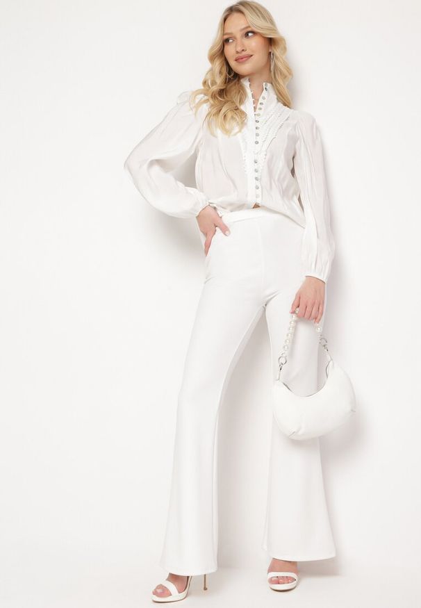 Born2be - Biała Koszula w Stylu Retro ze Stójką i Koronkowymi Lamówkami Holora. Okazja: na co dzień. Typ kołnierza: kołnierzyk stójkowy. Kolor: biały. Materiał: koronka. Długość: długie. Wzór: gładki, aplikacja, koronka. Styl: retro