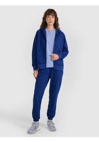 4f - 4F Bluza dresowa rozpinana z kapturem damska - granatowa S. Okazja: na co dzień. Typ kołnierza: kaptur. Kolor: niebieski. Materiał: dresówka. Długość rękawa: raglanowy rękaw. Wzór: ze splotem, gładki. Styl: sportowy, casual