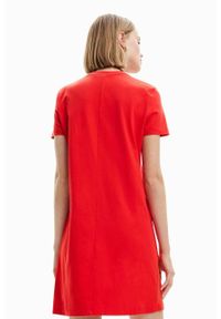 Desigual sukienka bawełniana kolor czerwony mini prosta. Okazja: na co dzień. Kolor: czerwony. Materiał: bawełna. Długość rękawa: krótki rękaw. Typ sukienki: proste. Styl: casual. Długość: mini #2