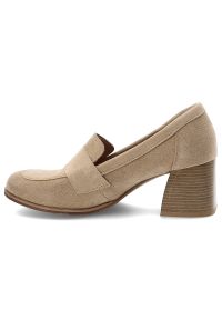 Półbuty damskie Armodo, cholewka ze skóry naturalnej zamszowej wsuwany fason z zabudowanym przodem, beżowe, 20207. Okazja: na co dzień. Kolor: beżowy. Materiał: skóra, zamsz. Szerokość cholewki: normalna. Wzór: aplikacja. Obcas: na obcasie. Styl: casual, klasyczny, elegancki. Wysokość obcasa: średni #7