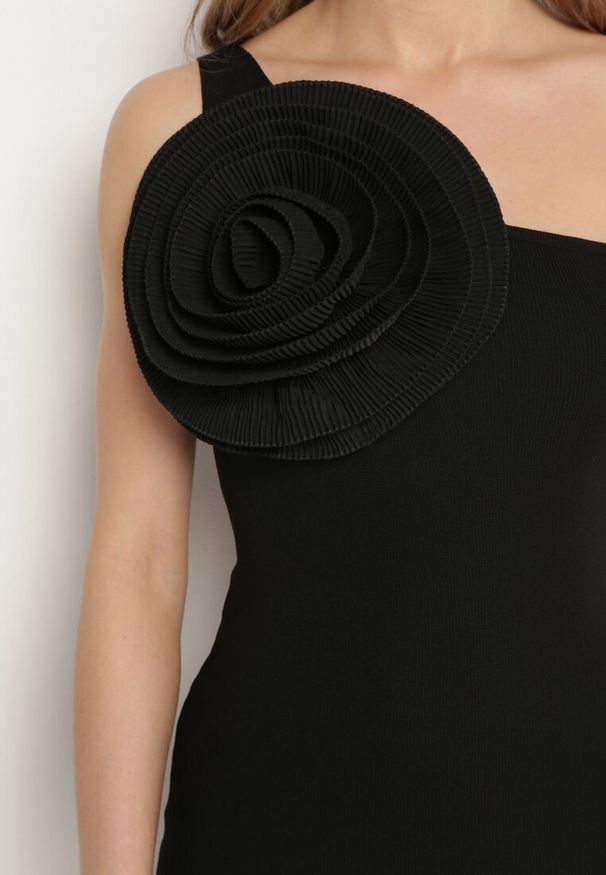 Born2be - Czarna Asymetryczna Sukienka o Dopasowanym Kroju z Aplikacją w Kształcie Kwiatu Deonara. Kolor: czarny. Wzór: aplikacja, kwiaty. Typ sukienki: asymetryczne