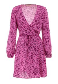 Born2be - Fuksjowa Sukienka Calliala. Kolor: różowy. Materiał: tkanina, materiał. Długość rękawa: długi rękaw. Wzór: aplikacja, nadruk. Typ sukienki: kopertowe