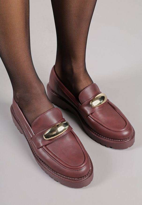 Renee - Bordowe Mokasyny Vices z Wkładką ze Skóry Naturalnej z Metaliczną Aplikacją Fergia. Okazja: na co dzień, na spotkanie biznesowe. Kolor: czerwony. Materiał: skóra. Wzór: aplikacja. Styl: biznesowy, klasyczny, casual, elegancki