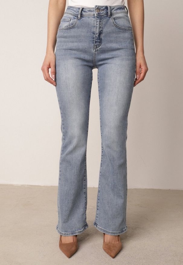 Born2be - Niebieskie Klasyczne Jeansy Dzwony z Bawełną z Regularnym Stanem Aalona. Okazja: do pracy, na co dzień, na spotkanie biznesowe. Kolekcja: plus size. Kolor: niebieski. Styl: klasyczny