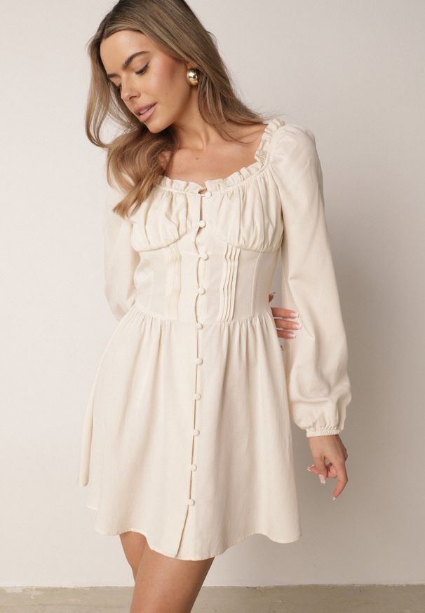 Born2be - Jasnobeżowa Sukienka Hiszpanka Vices z Gorsetową Talią i Bufiastymi Rękawami Resana. Okazja: na co dzień. Typ kołnierza: dekolt gorset, dekolt hiszpanka. Kolor: beżowy. Materiał: bawełna. Typ sukienki: gorsetowe. Styl: casual