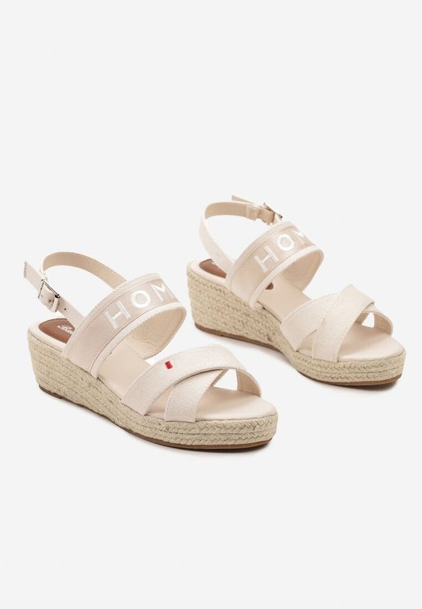 Born2be - Beżowe Sandały na Niskim Koturnie z Przeplatanymi Paskami w Stylu Boho Zapinane przy Kostce Herianna. Zapięcie: pasek. Kolor: beżowy. Sezon: lato. Obcas: na koturnie. Styl: boho