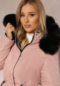 Renee - Różowa Dwustronna Kurtka ze Ściągaczem i Kapturem z Futerkiem Divya. Kolor: różowy. Materiał: futro. Styl: elegancki