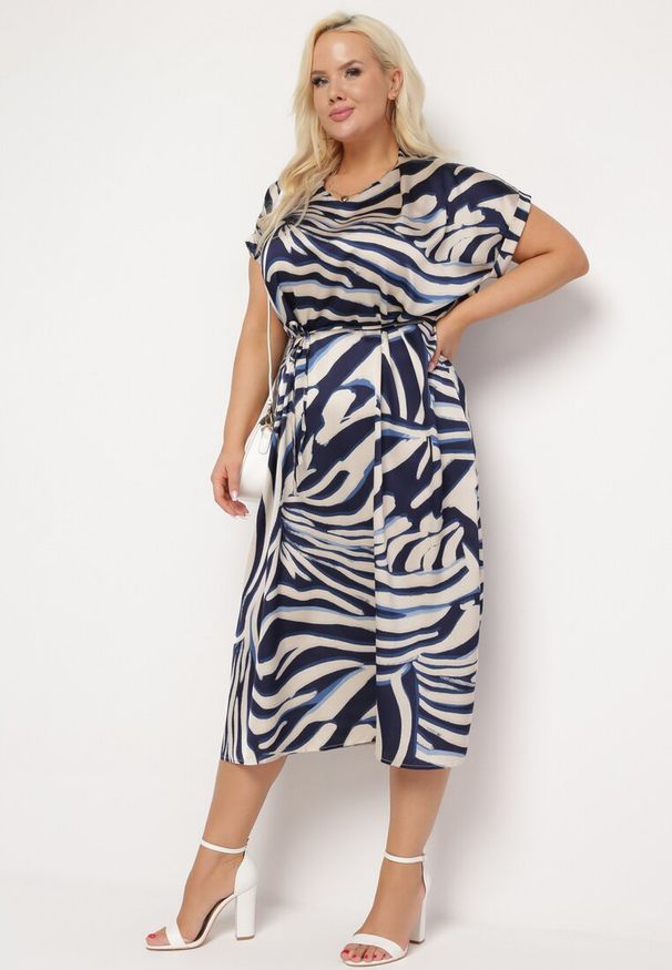 Born2be - Beżowo-Granatowa Pudełkowa Sukienka Midi z Materiałowym Paskiem w Animal Print Ovita. Kolor: beżowy. Materiał: materiał. Wzór: nadruk. Długość: midi