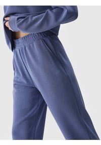 4f - Spodnie dresowe joggery z dodatkiem modalu damskie - denim. Kolor: niebieski. Materiał: dresówka, denim. Wzór: ze splotem, gładki. Sezon: lato