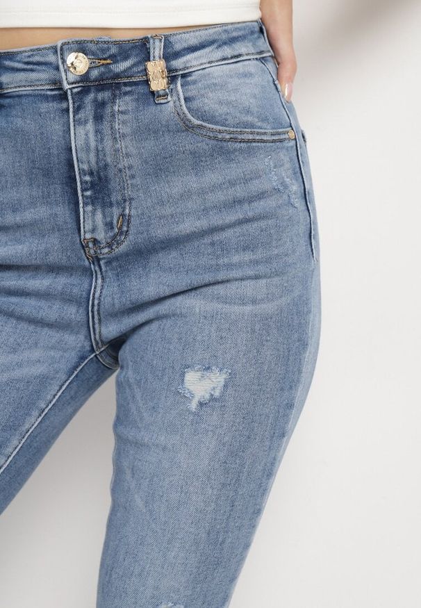 Born2be - Jasnoniebieskie Klasyczne Jeansy Slim Bawełniane z Ozdobnymi Przetarciami Dacci. Okazja: na co dzień. Kolor: niebieski. Styl: klasyczny