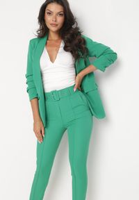 Born2be - Zielone Garniturowe Dopasowane Spodnie z Materiałowym Paskiem z Klamrą Kerriy. Kolor: zielony. Materiał: materiał #3