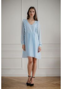 Lenitif - Swobodna szyfonowa sukienka z pionowymi falbanami niebieska. Typ kołnierza: dekolt w serek. Kolor: niebieski. Materiał: szyfon. Długość: midi #3