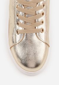 Renee - Złote Metaliczne Sneakersy Vices na Płaskiej Podeszwie Syliel. Okazja: na co dzień. Zapięcie: sznurówki. Kolor: złoty. Materiał: jeans. Obcas: na płaskiej podeszwie #4