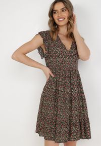 Born2be - Czarna Sukienka Diomanassa. Typ kołnierza: dekolt w serek. Kolor: czarny. Materiał: tkanina. Wzór: kwiaty, nadruk. Sezon: wiosna, lato. Długość: mini #1