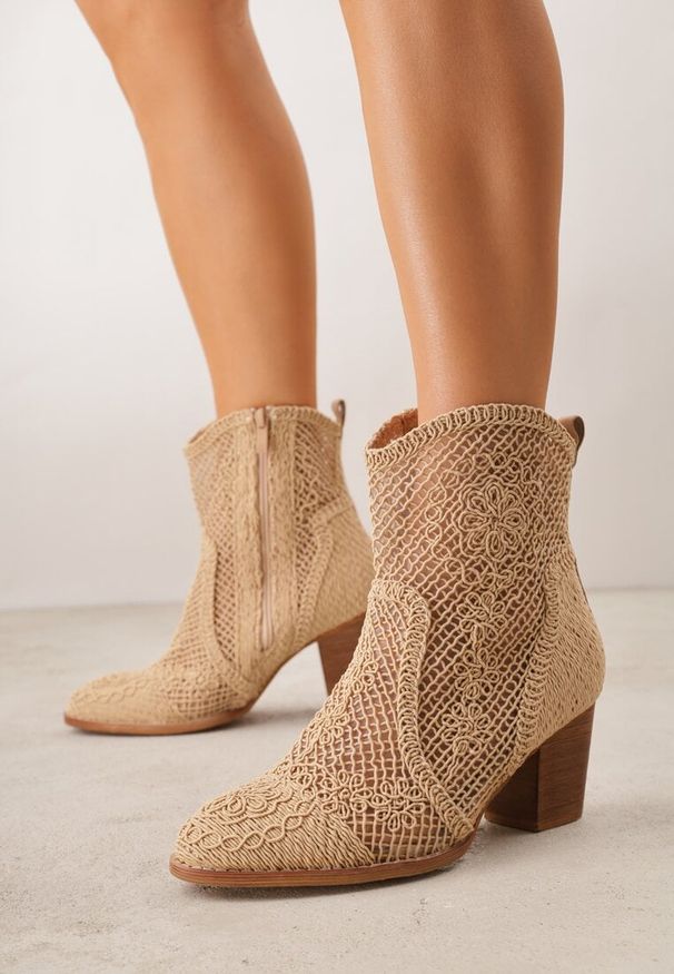 Renee - Ciemnobeżowe Ażurowe Botki Kowbojki VICES na Stożkowym Obcasie Natesela. Okazja: na co dzień. Kolor: beżowy. Materiał: zamsz. Wzór: ażurowy. Sezon: wiosna. Obcas: na obcasie. Styl: casual, elegancki. Wysokość obcasa: średni