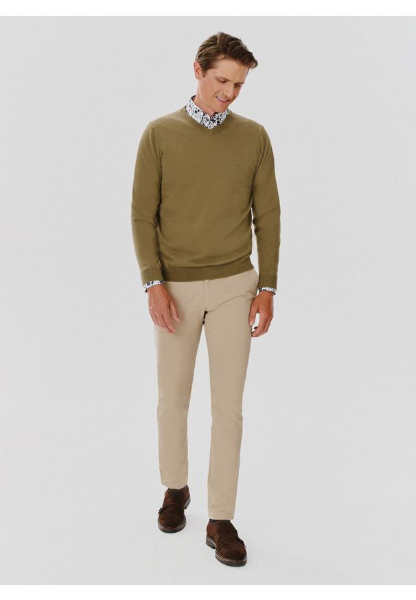 Pako Lorente - PAKO LORENTE – Zielony męski sweter w serek. Typ kołnierza: dekolt w serek. Kolor: zielony, czarny. Materiał: bawełna. Sezon: jesień