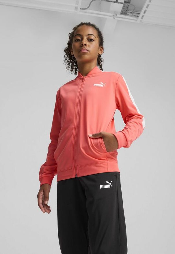 Puma - Młodzieżowy dres Poly Baseball PUMA Peach Frost Red. Kolor: czerwony. Materiał: dresówka. Wzór: nadruk. Styl: młodzieżowy