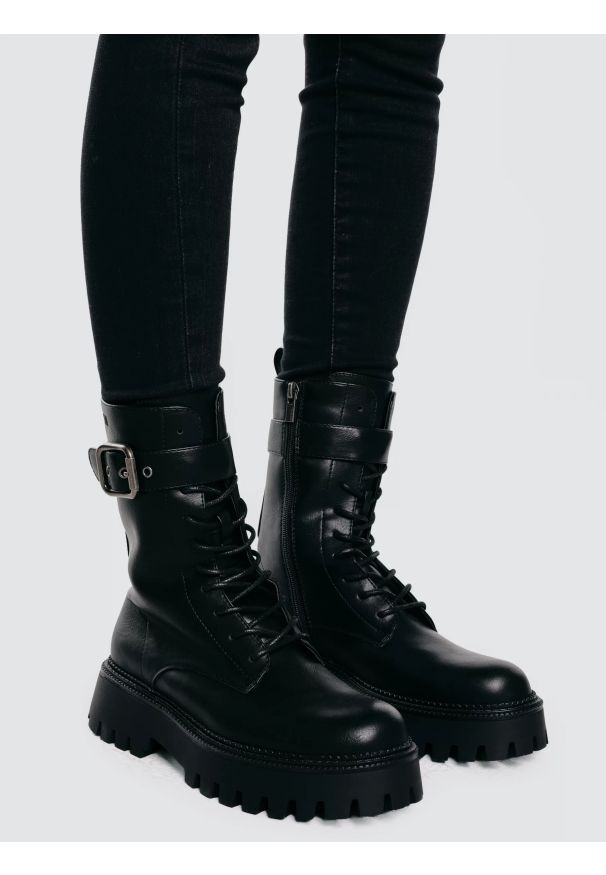 Big-Star - Trapery damskie ze skóry ekologicznej czarne OO274137 906. Okazja: na co dzień. Zapięcie: klamry. Kolor: czarny. Materiał: skóra ekologiczna. Szerokość cholewki: normalna. Styl: casual, elegancki, klasyczny