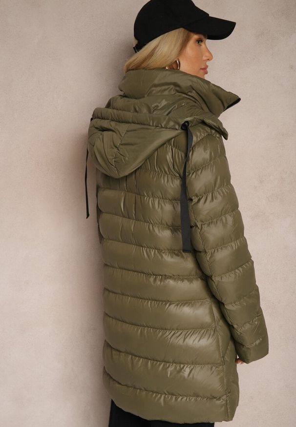 Renee - Ciemnozielona Zimowa Kurtka z Ukośnym Pikowaniem i Nieodpinanym Kapturem Siaritha. Okazja: na co dzień, na spacer. Kolor: zielony. Materiał: jeans. Sezon: zima. Styl: elegancki, casual