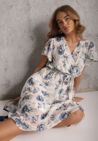 Renee - Niebieska Kopertowa Sukienka z Wiązaniem w Talii Zdobiona Brokatem Plumse. Okazja: na randkę. Kolor: niebieski. Wzór: aplikacja. Sezon: lato. Typ sukienki: kopertowe. Styl: glamour #1