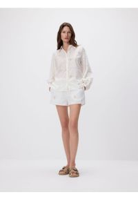 Reserved - Ażurowe szorty z haftem - biały. Kolor: biały. Materiał: bawełna. Wzór: ażurowy, haft #1