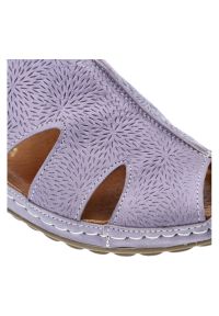 Fioletowe Sandały Kampa Wygodne Skórzane Buty Letnie. Okazja: na spacer, na co dzień. Zapięcie: pasek. Kolor: fioletowy. Materiał: skóra. Wzór: ażurowy, aplikacja. Sezon: lato. Styl: casual #7