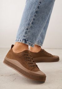 Renee - Brązowe Trampki z Imitacji Zamszu na Żłobionej Podeszwie Nivenatia. Kolor: brązowy. Materiał: zamsz. Styl: elegancki #1