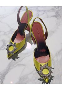 AMINA MUADDI - Żółte sandały na szpilce Begum Sling. Zapięcie: klamry. Kolor: żółty. Materiał: jedwab, satyna. Obcas: na szpilce. Wysokość obcasa: średni #10