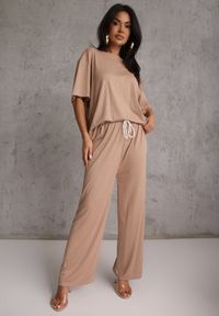 Renee - Beżowy Oversizowy Komplet Zdobiony Cyrkoniami T-shirt i Spodnie Arnateia. Kolor: beżowy. Wzór: aplikacja #1