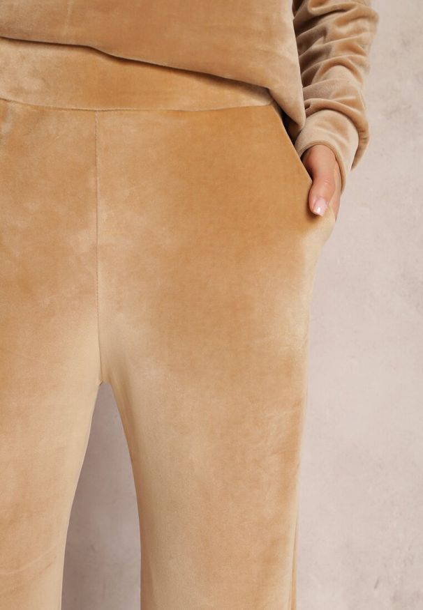 Renee - Beżowe Spodnie Dresowe Szerokie z Weluru Dilko. Okazja: na co dzień. Kolor: beżowy. Materiał: welur, dresówka. Styl: elegancki, casual
