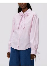 Reserved - Koszula w paski z krawatem - różowy. Kolor: różowy. Materiał: tkanina, bawełna. Wzór: paski #1