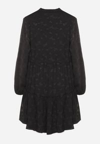 Born2be - Czarna Rozkloszowana Sukienka z Tkaniny Plumeti ze Ściągaczem w Talii i Falbanką Ilisia. Kolor: czarny. Materiał: tkanina. Styl: boho, elegancki #3