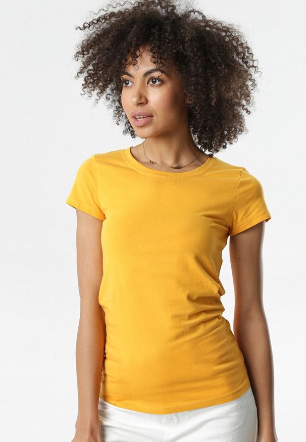 Born2be - Żółty T-shirt Gathanthei. Okazja: do domu, na co dzień. Kolor: żółty. Materiał: jeans, bawełna, dresówka, dzianina. Długość rękawa: krótki rękaw. Długość: krótkie. Wzór: gładki. Styl: casual, klasyczny, sportowy