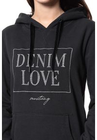 Mustang - BLUZA MUSTANG Bella H Structure CAVIAR 1008434 4132. Okazja: na co dzień, na randkę. Typ kołnierza: kaptur. Materiał: welur, dresówka, bawełna, dzianina, jeans, denim. Wzór: napisy, aplikacja. Sezon: lato. Styl: casual, retro, elegancki #2