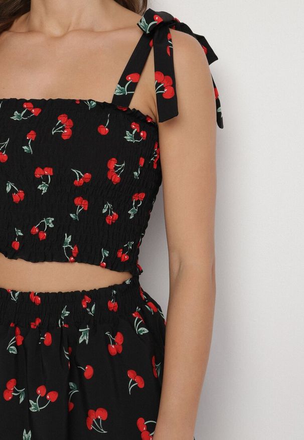 Born2be - Czarny Komplet w Wisienki Top na Wiązanych Ramiączkach i Spódnica Taliriella. Kolor: czarny. Materiał: materiał
