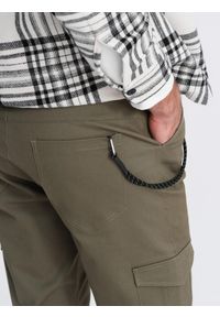 Ombre Clothing - Spodnie męskie z kieszeniami cargo i ściągaczem na dole nogawki - ciemnooliwkowe V1 OM-PACG-0189 - XXL. Kolor: oliwkowy. Materiał: bawełna, elastan #10