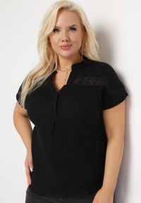 Born2be - Czarna Bawełniana Bluzka z Guzikami i Ozdobną Siateczką Doriale. Okazja: na co dzień. Kolor: czarny. Materiał: bawełna. Styl: klasyczny, casual #6