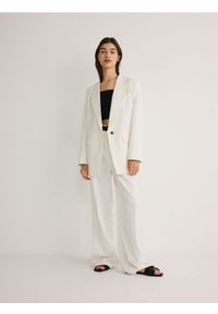 Reserved - Spodnie w prążek - biały. Kolor: biały. Materiał: wiskoza, tkanina. Wzór: prążki #1