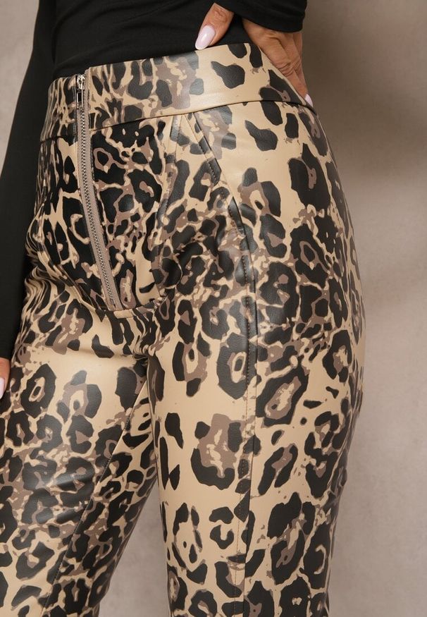 Renee - Beżowo-Czarne Spodnie w Panterkę High Waist z Ekoskóry z Ozdobnym Suwakiem i Ociepleniem Ilanilith. Okazja: na co dzień. Stan: podwyższony. Kolor: beżowy. Wzór: motyw zwierzęcy. Styl: casual, elegancki