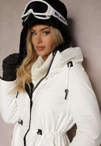 Renee - Biała Kurtka w Stylu Parki ze Ściągaczem i Kapturem Semelora. Okazja: na co dzień. Kolor: biały. Materiał: jeans. Długość: długie. Styl: casual