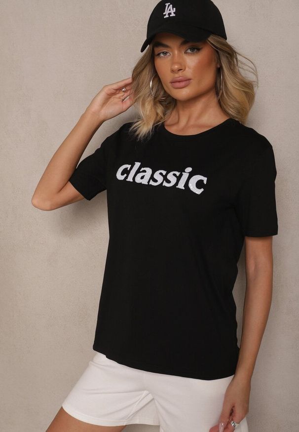 Renee - Czarny Bawełniany T-shirt Zdobiony Napisem z Cyrkonii Deleire. Okazja: na co dzień. Kolor: czarny. Materiał: bawełna. Wzór: napisy, aplikacja. Styl: klasyczny, elegancki, casual