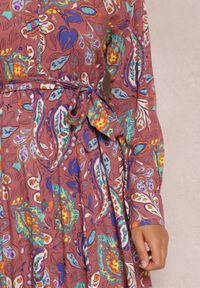 Renee - Ciemnoróżowa Sukienka Phellane. Kolor: różowy. Materiał: materiał, wiskoza. Długość rękawa: długi rękaw. Wzór: nadruk, paisley, kwiaty. Długość: maxi